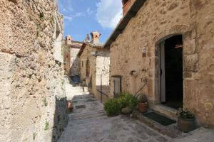 een steegje in een oud stenen gebouw bij Santo'S House BnB in Santo Stefano di Sessanio