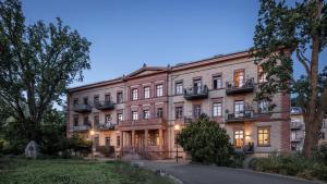 a large brick building with windows and balconies at Acapella Suite Allegro 76qm I Altstadt l Weinberg in Heppenheim an der Bergstrasse