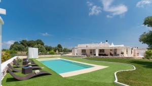 uma imagem de uma casa com piscina em WHITE STONE HOUSE 6&1, Emma Villas em Ostuni