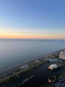 uma vista aérea de uma cidade e do oceano em Lika's Apartment em Batumi
