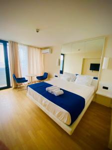 um quarto com uma cama grande e um espelho grande em Lika's Apartment em Batumi