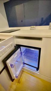 um frigorífico vazio com a porta aberta numa cozinha em Lika's Apartment em Batumi