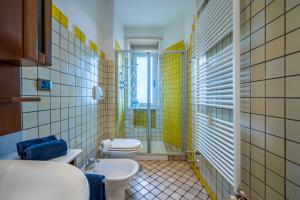 baño con 2 aseos y lavamanos en Un Buon Inizio, en Turín