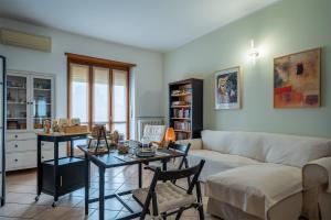 een woonkamer met een bank en een tafel bij Un Buon Inizio in Turijn