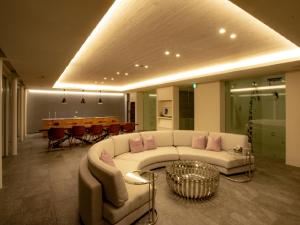 ein Wohnzimmer mit Sofa und Tisch in der Unterkunft CORAL SUITE VILLA awaji in Awaji