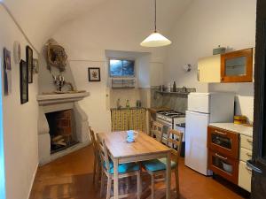 cocina con mesa de madera y cocina con chimenea en Lunigiana Experience en Pontremoli
