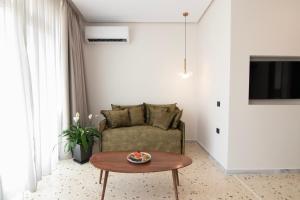 Χώρος καθιστικού στο Mythodea Athens Suites