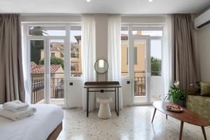 Ένα ή περισσότερα κρεβάτια σε δωμάτιο στο Mythodea Athens Suites