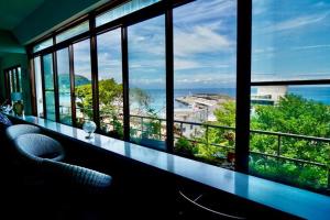 Zimmer mit einem großen Fenster und Meerblick in der Unterkunft hotel MOANA - Vacation STAY 76518v in Oshima