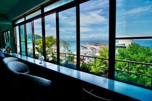 Cette chambre dispose d'une grande fenêtre offrant une vue sur l'océan. dans l'établissement hotel MOANA - Vacation STAY 76518v, à Oshima