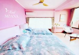 - une chambre avec un lit et un mur rose dans l'établissement hotel MOANA - Vacation STAY 76518v, à Oshima