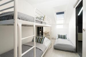 グレーミッツにあるResidenz am Kurpark Wohnung 5のベッドルーム1室(二段ベッド2台、ソファ付)
