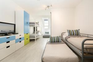 グレーミッツにあるResidenz am Kurpark Wohnung 5のリビングルーム(ベッド1台、テレビ付)