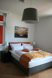 羅斯托克的住宿－安特威戈公寓，一间卧室配有一张带绿灯的大床