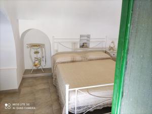 una piccola camera con un letto in una stanza di Trullo sole e vento a Carovigno