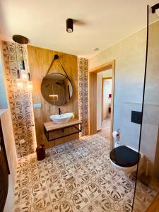 a bathroom with a sink and a mirror at Domki Widokowelove in Gliczarów