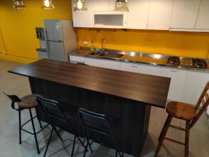 eine Küche mit einer Holzarbeitsplatte und einem Kühlschrank in der Unterkunft 星空間 Star co-living space in Taipeh