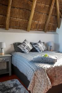 Un dormitorio con una cama con almohadas y un techo. en Nkanyi Wildlife House & Cottage, en Hoedspruit 40 fotos más