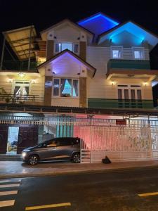 a car parked in front of a house at night at Homestay Hoài Tâm Phan Thiết in Ấp Sung Xuân