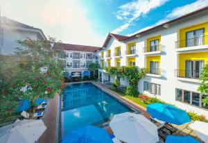 a view of the courtyard of a hotel with a swimming pool at ÊMM Hotel Hoi An in Hoi An +57 photos
