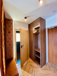 Habitación vacía con armario y puerta en Domki Widokowelove, en Gliczarów Górny