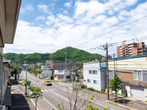 eine Stadtstraße mit einem Berg im Hintergrund in der Unterkunft LOL - Vacation STAY 34627v in Hakodate
