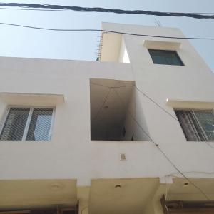 uma janela no lado de um edifício branco em Laxman Guest House em Varanasi