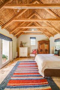 een slaapkamer met een bed en een tapijt op de vloer bij Joubertsdal Country Estate in Swellendam
