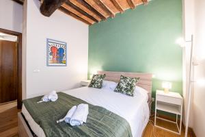 een slaapkamer met een bed met handdoeken erop bij SUITE 35 Collection - Soggiorna con stile nel Cuore di Siena in Siena