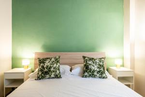 ein Schlafzimmer mit einem großen weißen Bett mit zwei Lampen in der Unterkunft SUITE 35 Collection - Soggiorna con stile nel Cuore di Siena in Siena