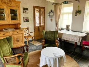 uma sala de estar com uma mesa e cadeiras e uma mesa sidx sidx em Amberhoeve em Schorisse