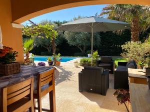 Fotografia z galérie ubytovania Maison provençale avec piscine et jardin privatifs v destinácii Saumane-de-Vaucluse + 35 fotografií