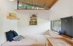 Postel nebo postele na pokoji v ubytování Lovely Home In Frederiksvrk With Wifi
