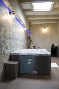 W łazience znajduje się wanna i umywalka. w obiekcie suite 18 luxury apartments w mieście Bari