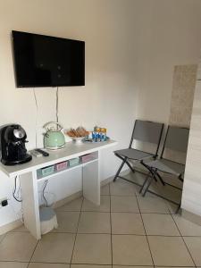 a room with a desk with a tv and a chair at Rondi-Home in Empoli