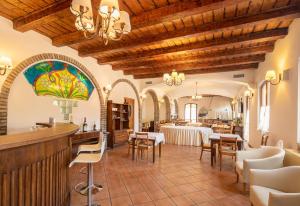 a restaurant with a bar and tables and chairs at Villa Serra Alta in Fermignano