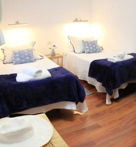 テルデにあるCanariforniaのベッド2台(青と白のシーツ付)が備わる客室です。