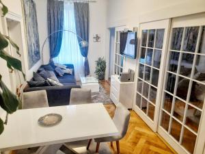 un soggiorno con divano e tavolo di Apartment Zrinjevac a Zagabria