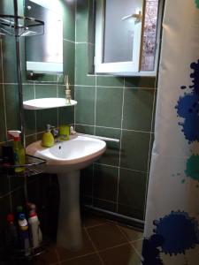 ein Bad mit einem Waschbecken und einem Spiegel in der Unterkunft Casa Puiu in Slănic-Moldova