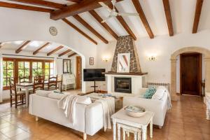 波延薩的住宿－Villa Torres Pollensa - BY EMERALD STAY，客厅配有白色家具和壁炉