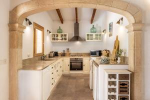 Kuchyň nebo kuchyňský kout v ubytování Villa Torres Pollensa - BY EMERALD STAY
