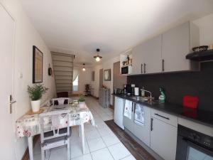 Η κουζίνα ή μικρή κουζίνα στο Auprès du Lavoir +6 φωτογραφίες