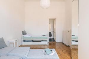 Posteľ alebo postele v izbe v ubytovaní Sunny, Airy, Artsy & Authentic Loft with Balcony