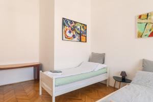 Posteľ alebo postele v izbe v ubytovaní Sunny, Airy, Artsy & Authentic Loft with Balcony
