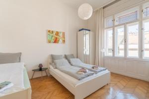 Posteľ alebo postele v izbe v ubytovaní Sunny, Airy, Artsy & Authentic Loft with Balcony