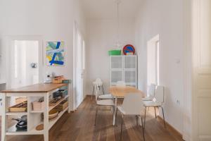 Fotografia z galérie ubytovania Sunny, Airy, Artsy & Authentic Loft with Balcony v Budapešti