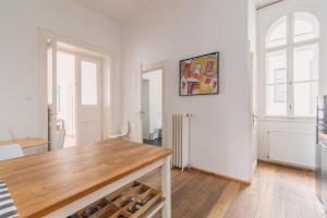 Fotografia z galérie ubytovania Sunny, Airy, Artsy & Authentic Loft with Balcony v Budapešti