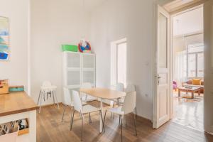 Posedenie v ubytovaní Sunny, Airy, Artsy & Authentic Loft with Balcony
