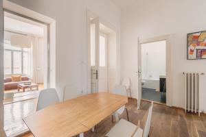 Posedenie v ubytovaní Sunny, Airy, Artsy & Authentic Loft with Balcony