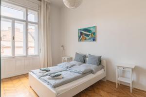 Posteľ alebo postele v izbe v ubytovaní Sunny, Airy, Artsy & Authentic Loft with Balcony